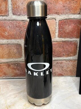 Oakley plastic &  Stainless Steel  Bottle 28oz